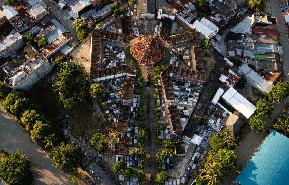 Vista aérea del Cementerio Municipal de Puerto Berrío, con su capilla central y las bóvedas distribuidas en hileras.