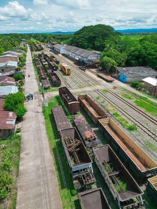 Vista aérea de los rieles y los vagones de carga de la Estación del Ferrocarril de Grecia, en Puerto Berrío.
