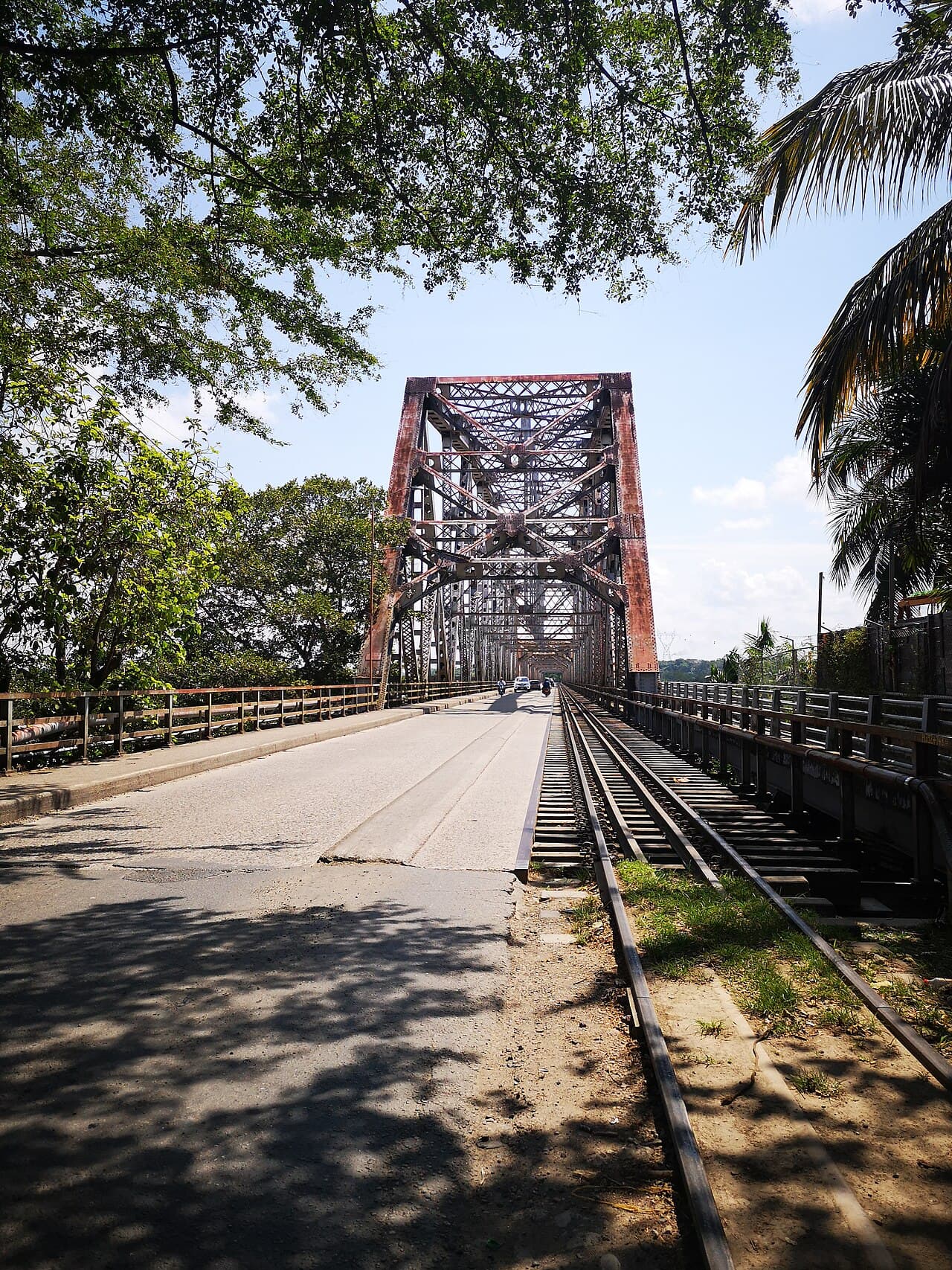 Puente Monumental de Puerto Berrío visto desde la vía y los rieles en 2021.